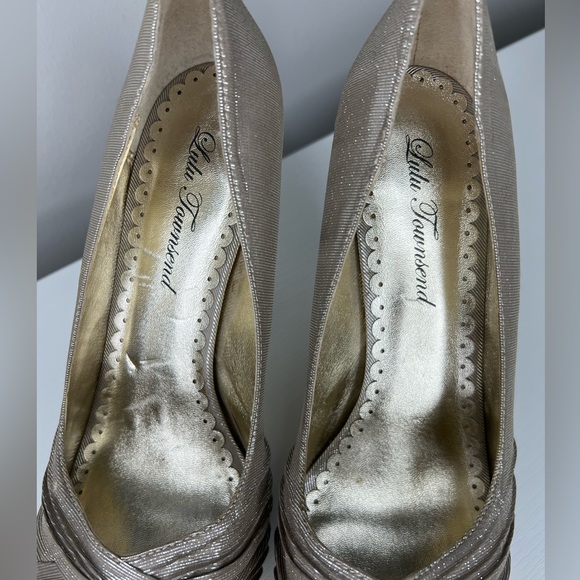 Lulu Townsend metallic gold heels. Small platform with 4.5” heels. Size 8.5. - Picture 5 of 10